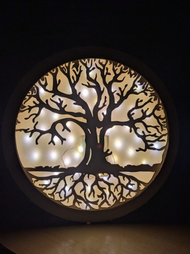 Podsvícený strom života na zeď